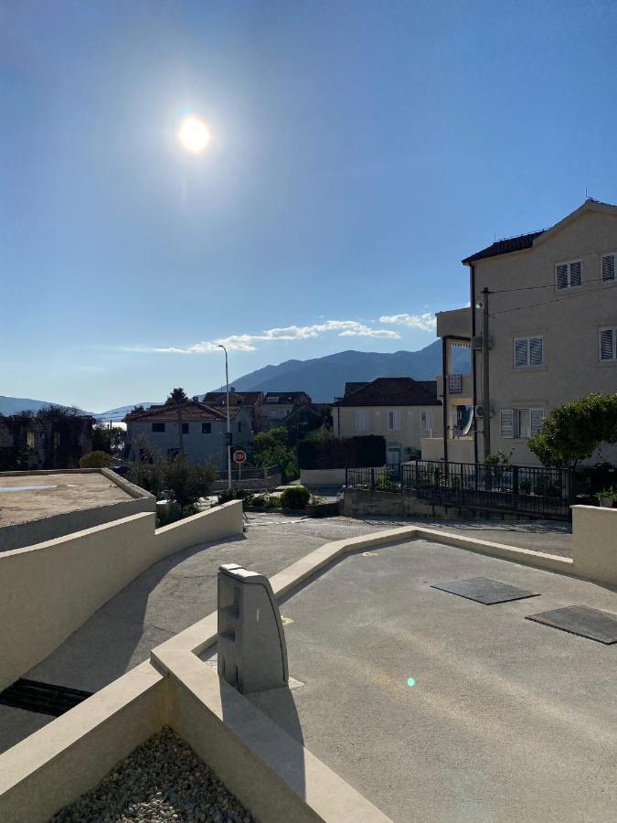 Fides Stylish Apartments Tivat With Pool Ngoại thất bức ảnh