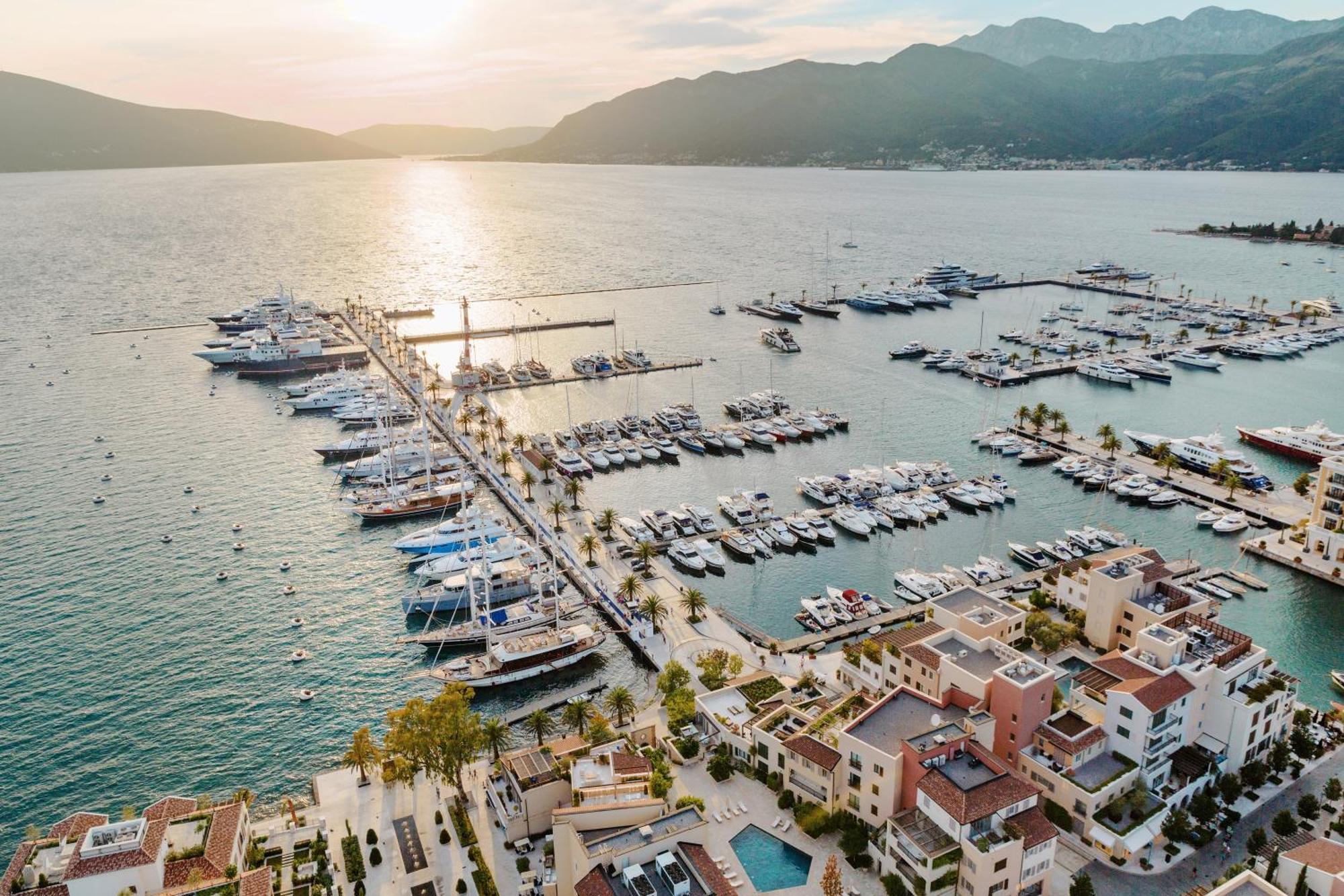 Fides Stylish Apartments Tivat With Pool Ngoại thất bức ảnh